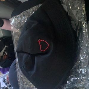 BUCKET HAT *RED HEART*
